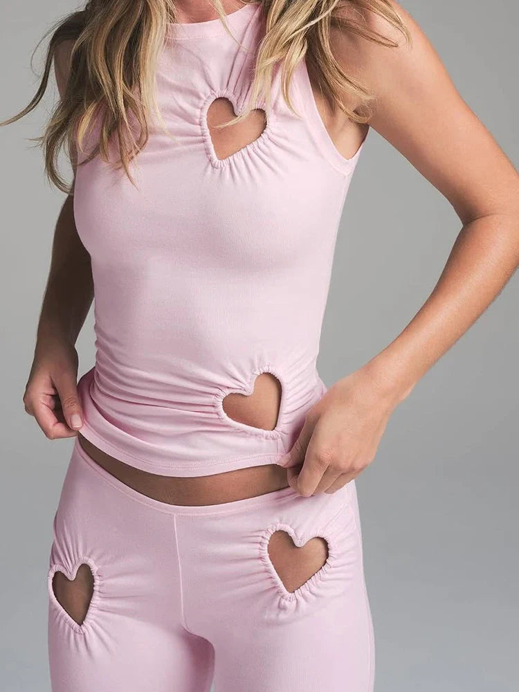 	Roze lounge set met hartvormige uitsnijdingen en vrouwelijke pasvorm