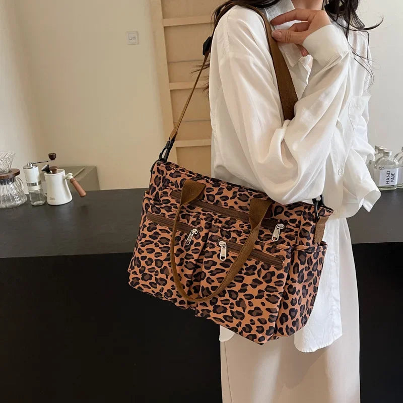 Roar Chic Tote – ruime leopardprint tas met stevige schouderbanden en meerdere ritsvakken, perfect voor dagelijks gebruik.