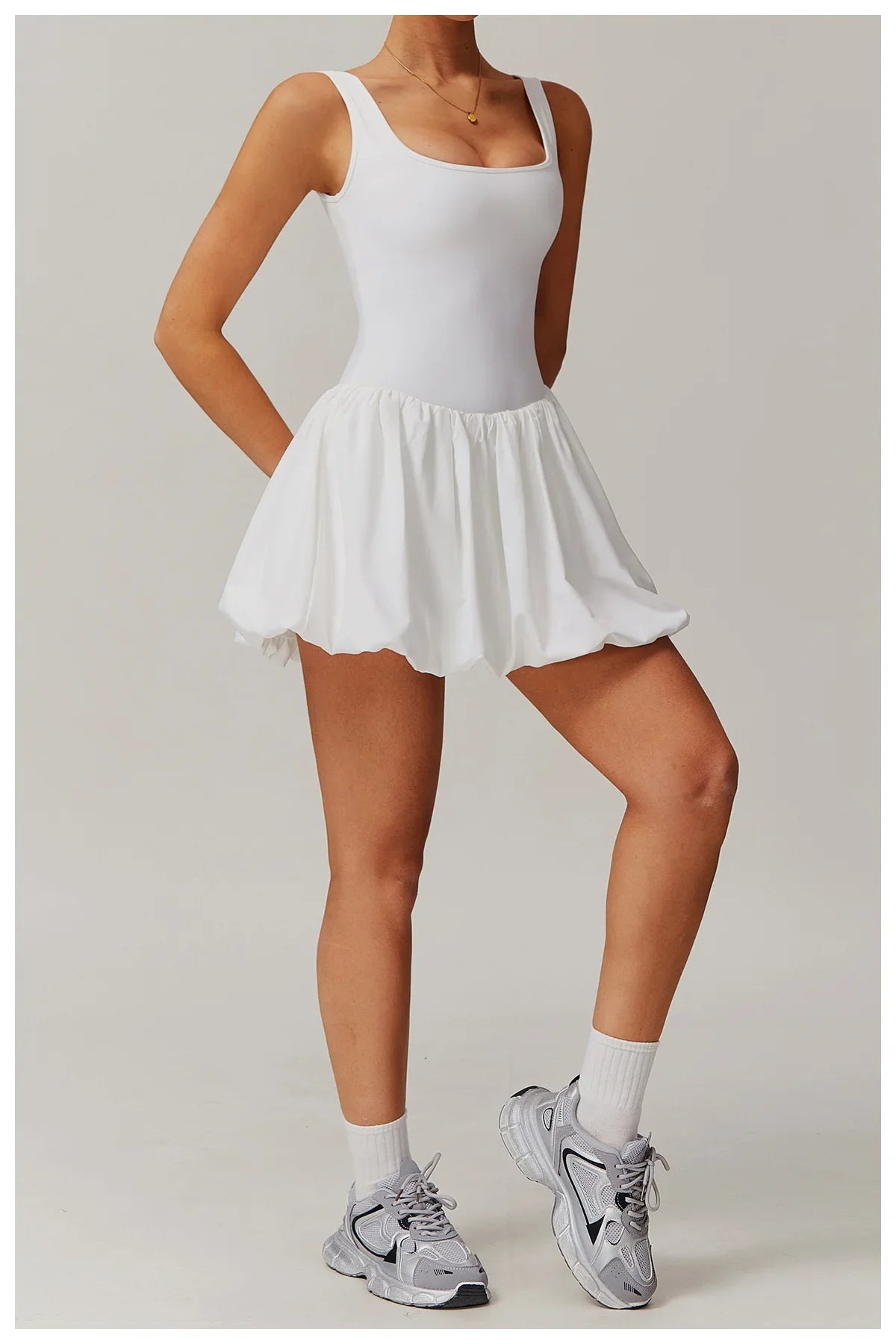 CourtGlow Playsuit | Sportlicher Damen Einteiler mit Rock-Look & Shorts