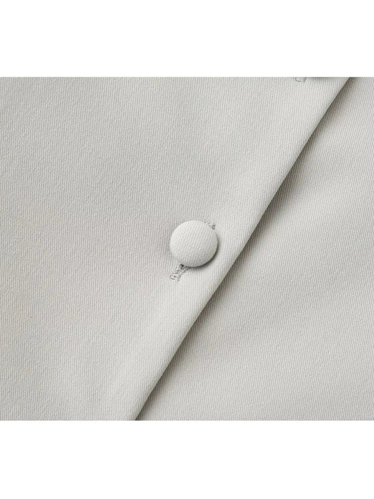 Elara Pleated Charm jurk vooraanzicht, Elara Pleated Charm jurk zijaanzicht, Elara Pleated Charm achterkant, close-up schouderbandjes Elara jurk, Elara jurk knoopdetail, geplooide rok close-up Elara jurk, model draagt Elara Pleated Charm vooraanzicht