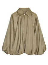 Oversized damesjas met plooien en ballonmouwen in een glanzende, olijfgroene stof – modieus en sculpturaal ontwerp voor een statement look.