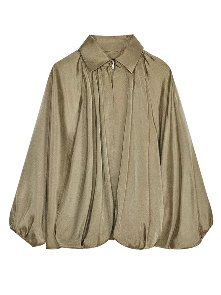 Detailansicht der glänzenden Stoffstruktur und Drapierungen