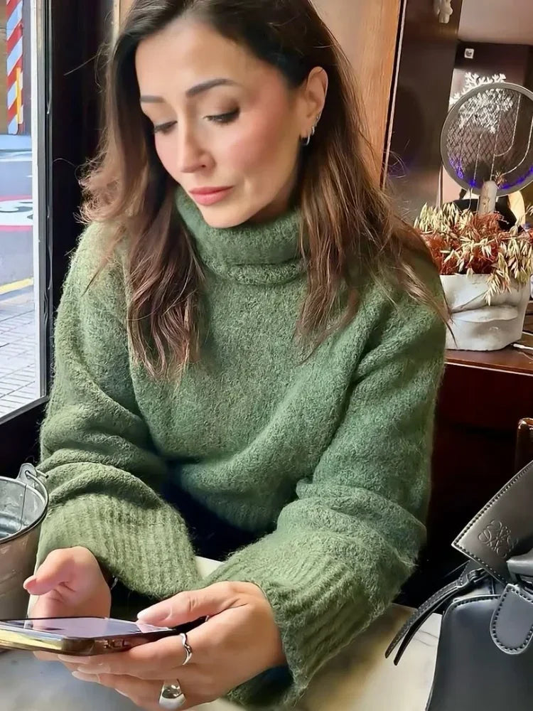 frau trägt grünen cropped rollkragenpullover im casual streetstyle