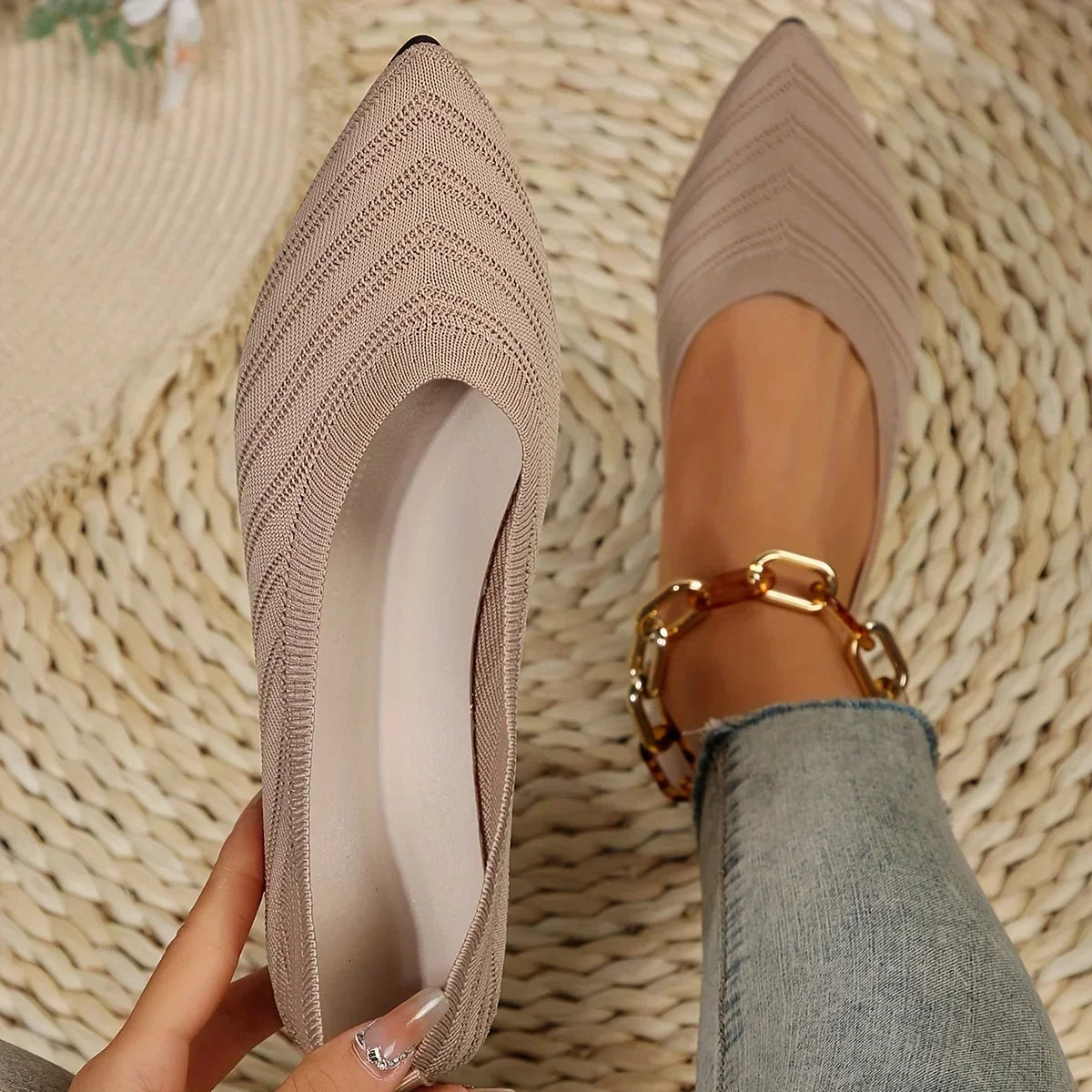 Taupe Breeza Strick-Ballerinas von Talaine in Nahaufnahme