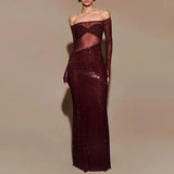 Modell trägt Seraphyne crystal mesh gown burgundy Nahaufnahme
