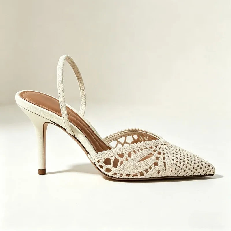 Veloura Slingback-Heels Creme – Studio-Detailansicht des häkelähnlichen Musters