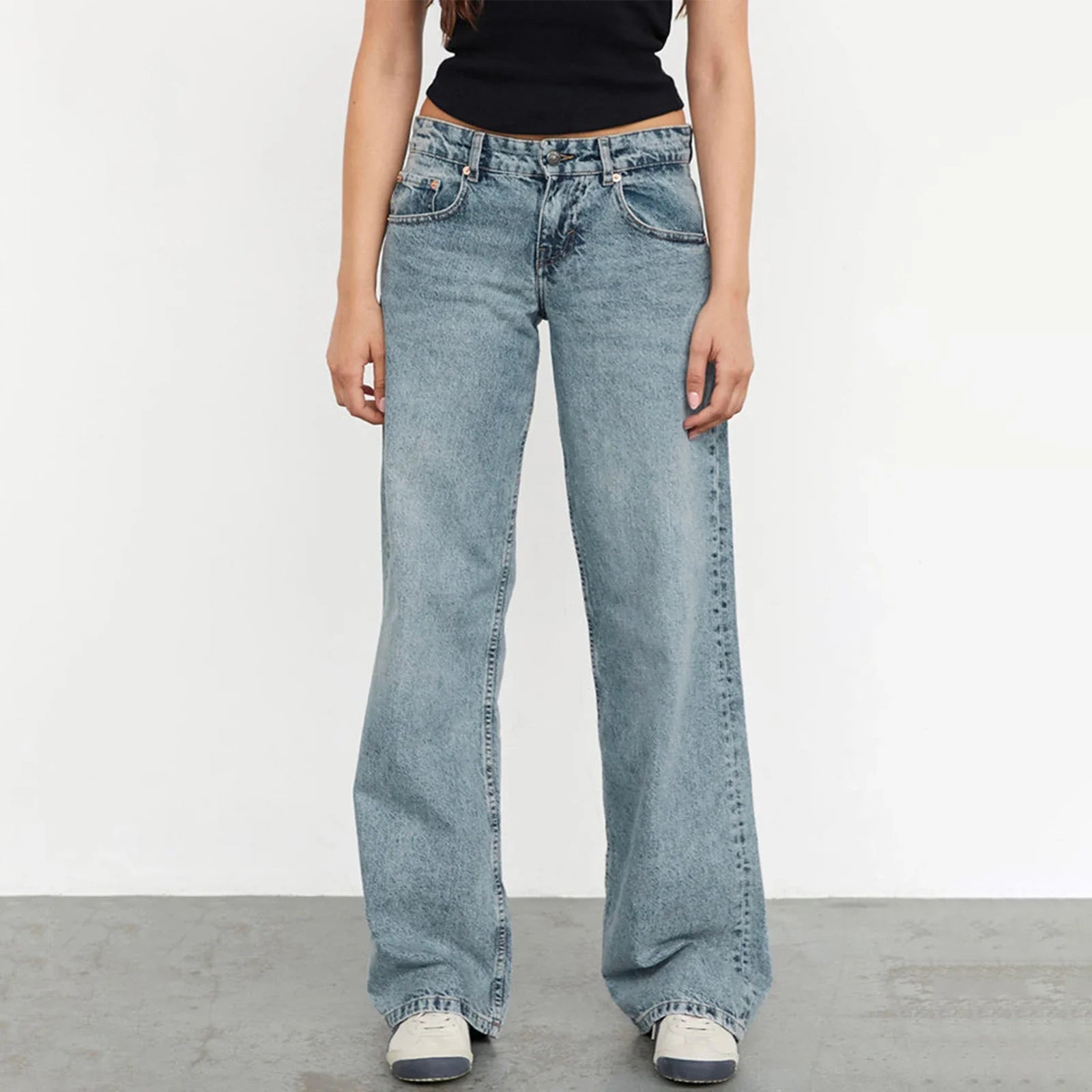 Vintage Chic Wide-Leg Jeans in verschillende kleuren, met een relaxte pasvorm en flatterend ontwerp.