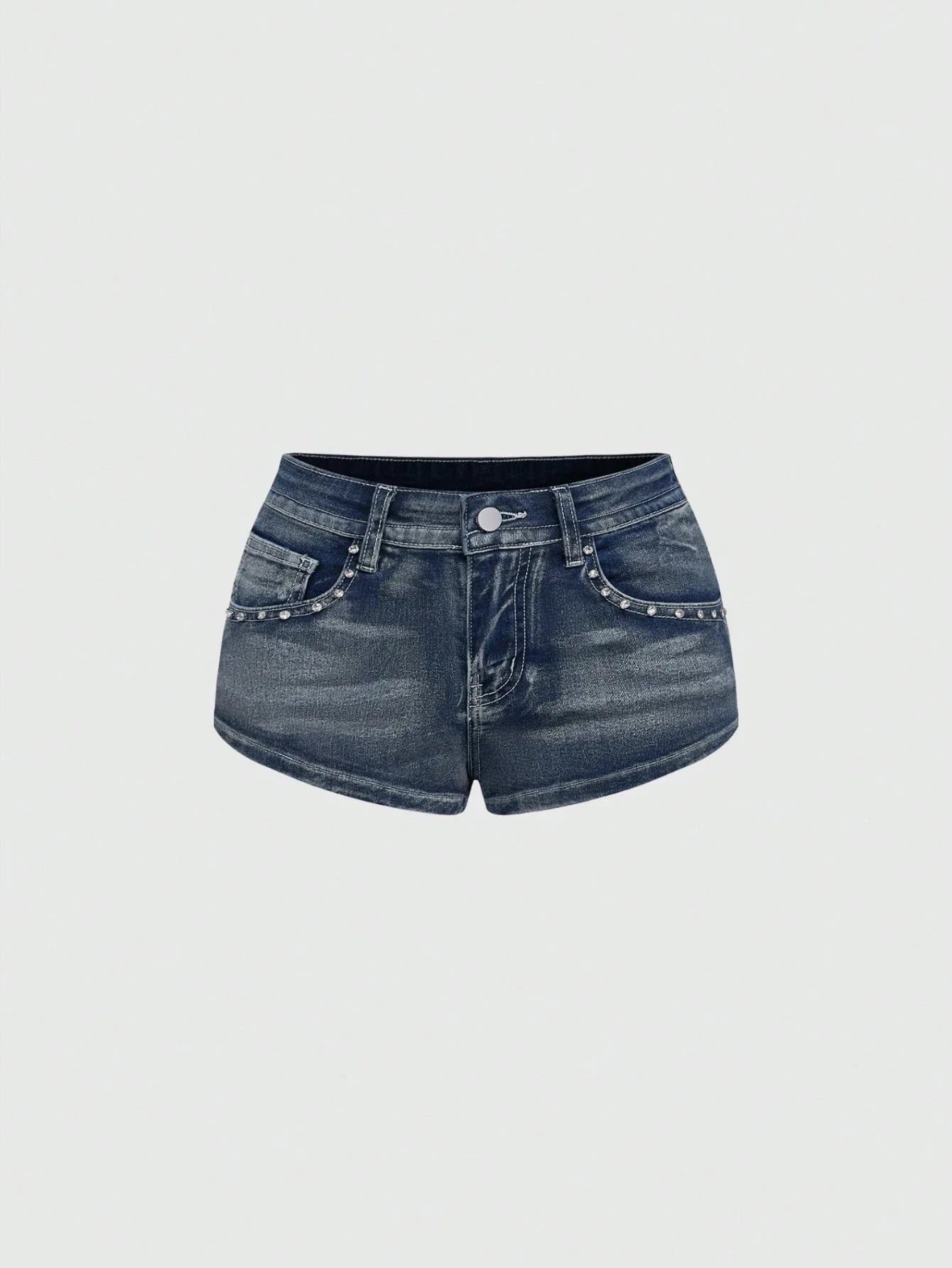 Rivéla Denim-Shorts – Frontansicht ohne Modell mit Studs an den Vordertaschen