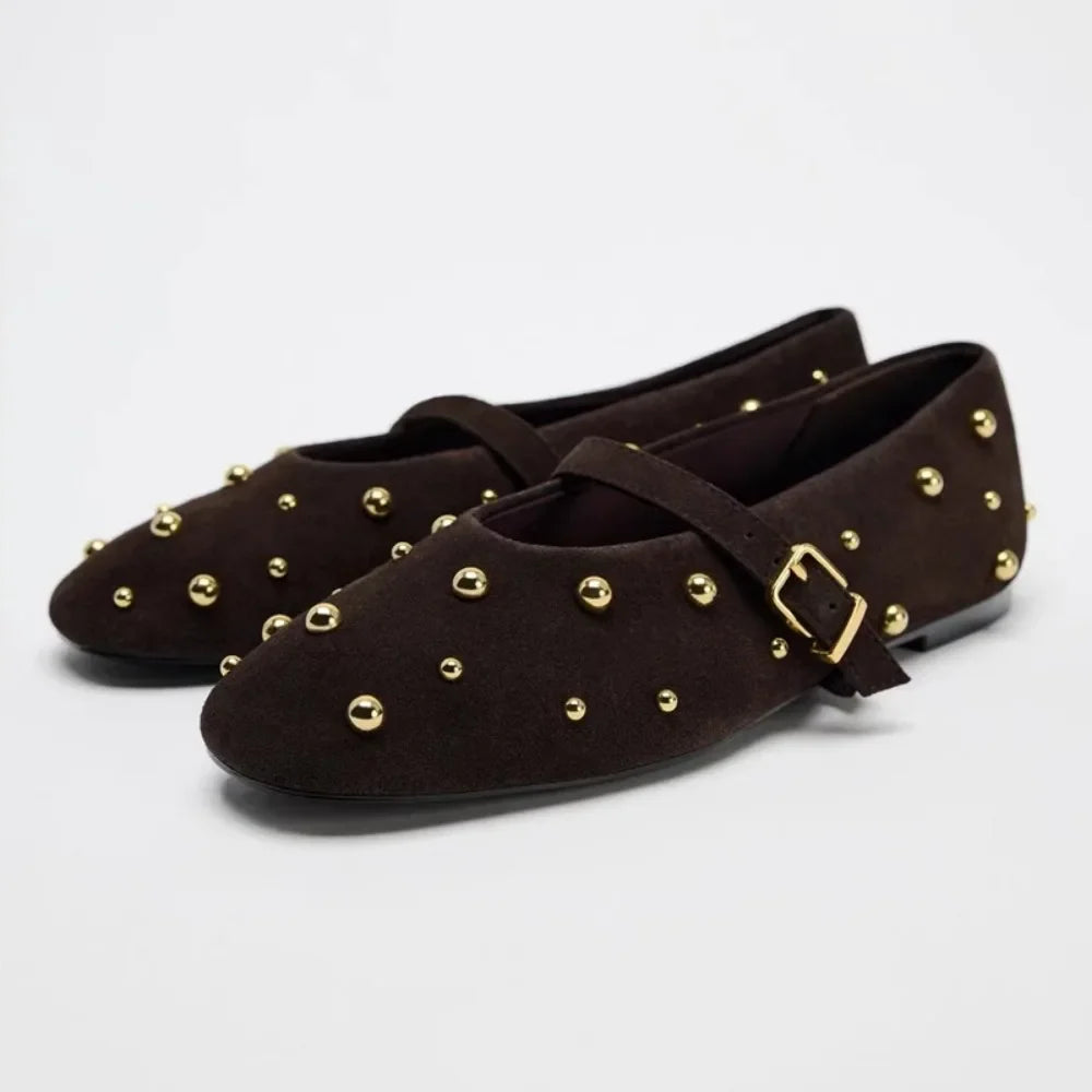 zwarte suède mary jane flats met zilveren rivets en strass accenten
