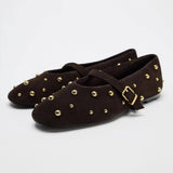 zwarte suède mary jane flats met zilveren rivets en strass accenten
