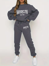 Lounge Set Damen in Dunkelgrau mit Brooklyn Print, Sweatshirt & Hose
