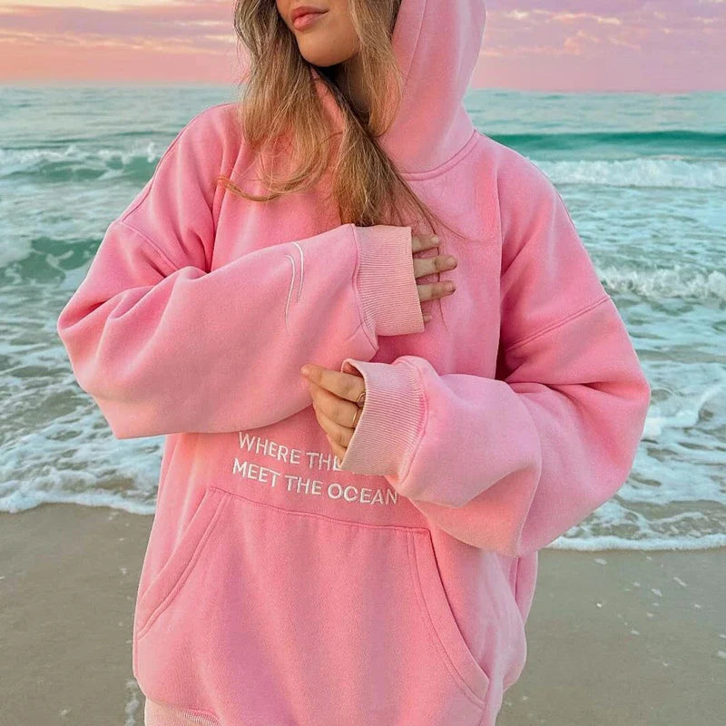 Frontansicht pastellrosa Hoodie mit Quote und Kängurutasche
