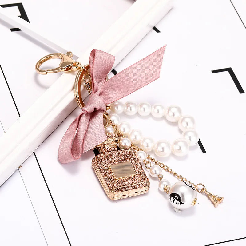 tashanger parfumfles met gouden details

