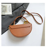 Amara Retro Halbmond Crossbody Bag in Camel auf hellem Untergrund
