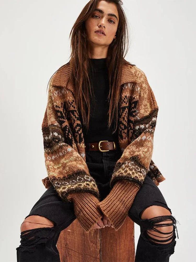 frau trägt braunen fair isle pullover mit ripped jeans und weiten ärmeln