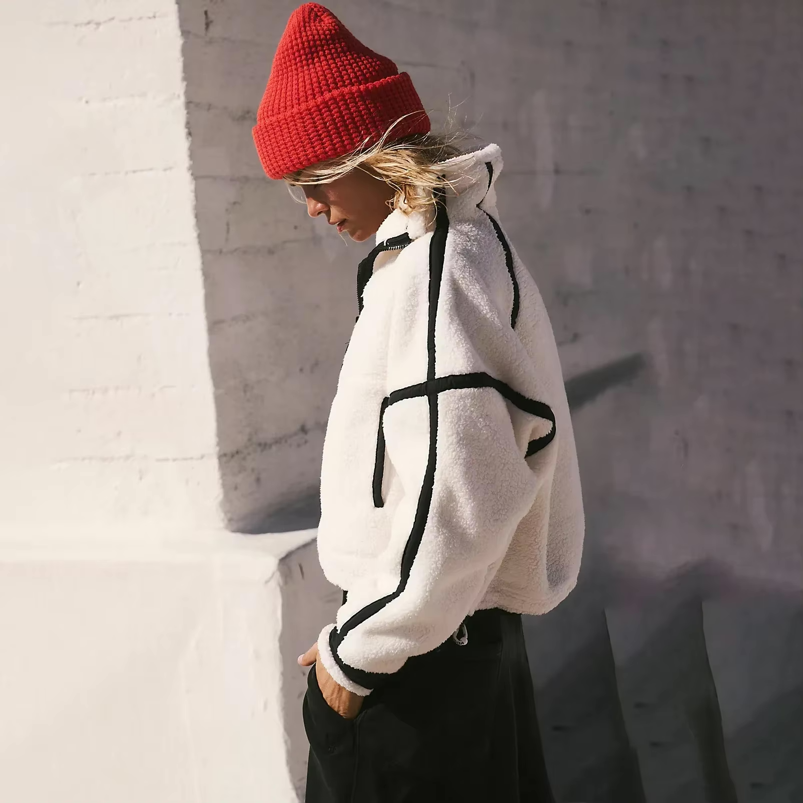 Grijze half-zip sweater met verstelbare zijkoorden, vooraanzicht.