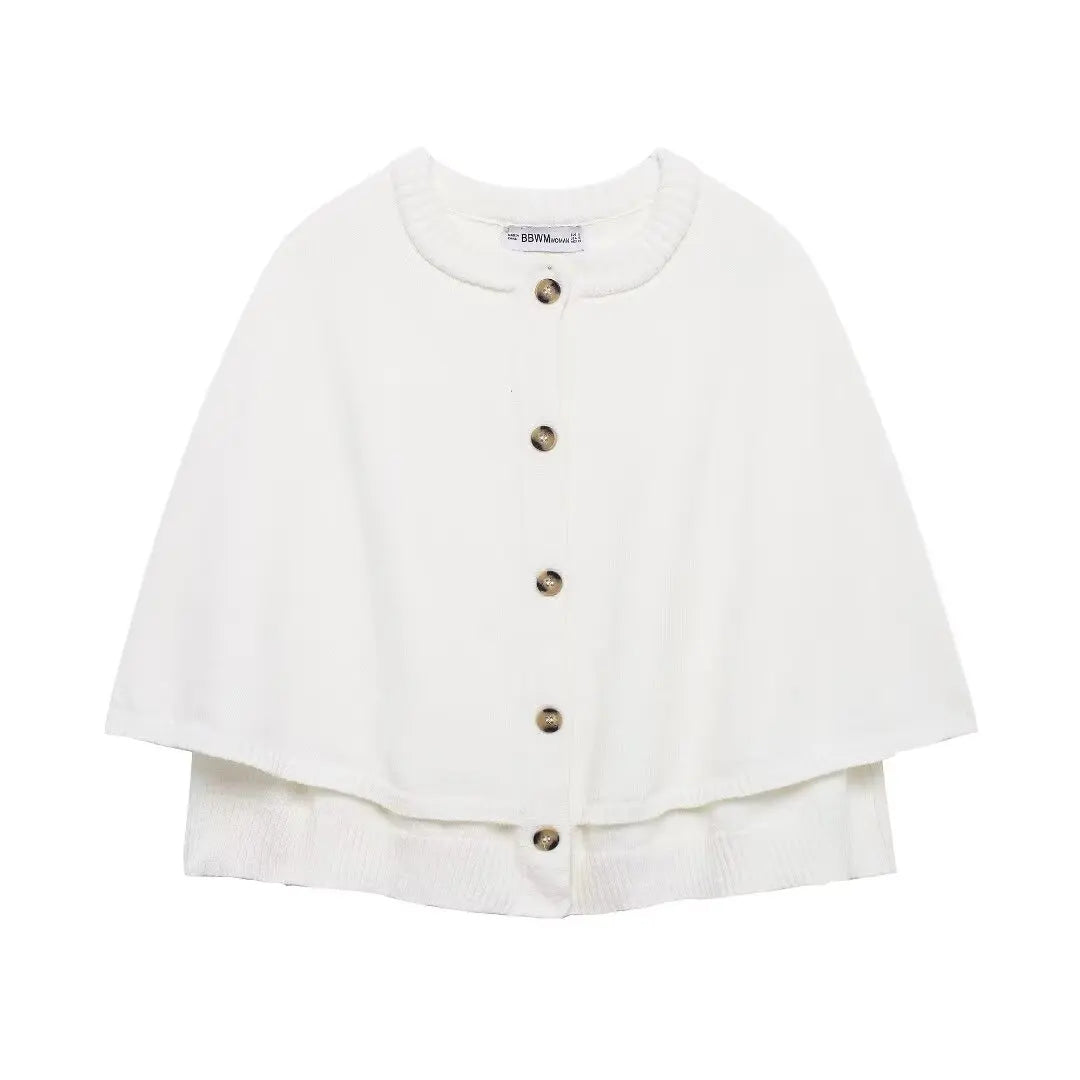 weiße strickweste mit cape-look und knöpfen, vorderansicht