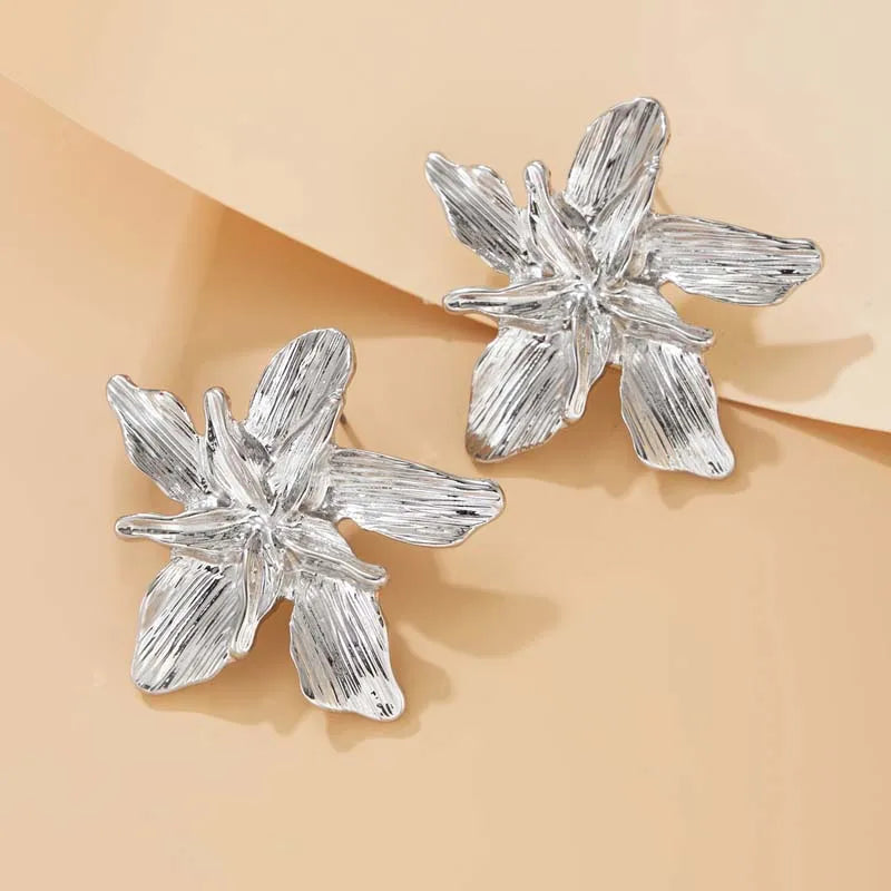 Fiorena Blossom Ohrstecker in Silber am Ohr, florales Design
