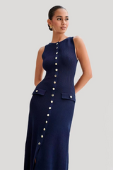 Navy midi-jurk met knopen en subtiele taille-accent
