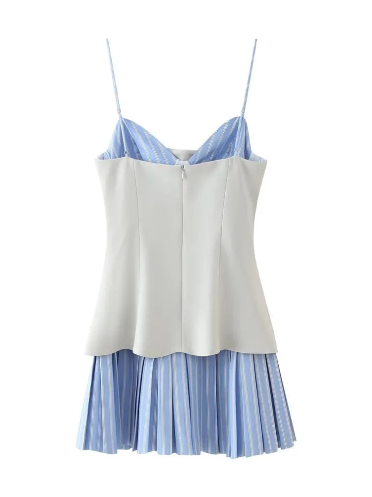 Elara Pleated Charm jurk vooraanzicht, Elara Pleated Charm jurk zijaanzicht, Elara Pleated Charm achterkant, close-up schouderbandjes Elara jurk, Elara jurk knoopdetail, geplooide rok close-up Elara jurk, model draagt Elara Pleated Charm vooraanzicht
