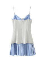 Elara Pleated Charm jurk vooraanzicht, Elara Pleated Charm jurk zijaanzicht, Elara Pleated Charm achterkant, close-up schouderbandjes Elara jurk, Elara jurk knoopdetail, geplooide rok close-up Elara jurk, model draagt Elara Pleated Charm vooraanzicht