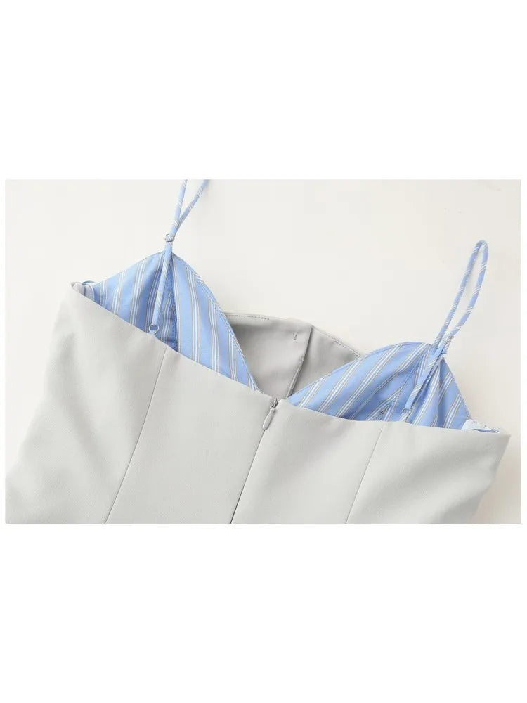 Elara Pleated Charm jurk vooraanzicht, Elara Pleated Charm jurk zijaanzicht, Elara Pleated Charm achterkant, close-up schouderbandjes Elara jurk, Elara jurk knoopdetail, geplooide rok close-up Elara jurk, model draagt Elara Pleated Charm vooraanzicht