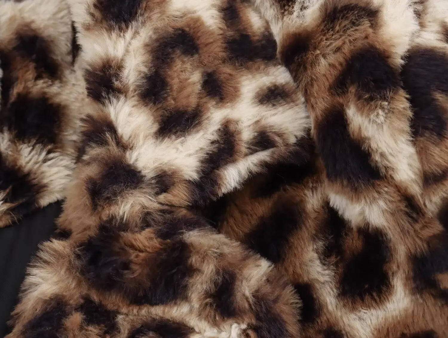Leopard Elegance Coat Nahaufnahme Leopardenmuster
