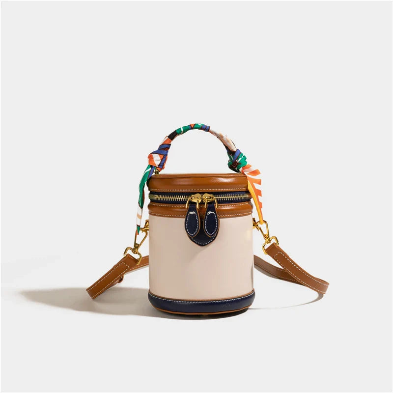 Lunetta bucket bag met navy accenten en blauw slotje