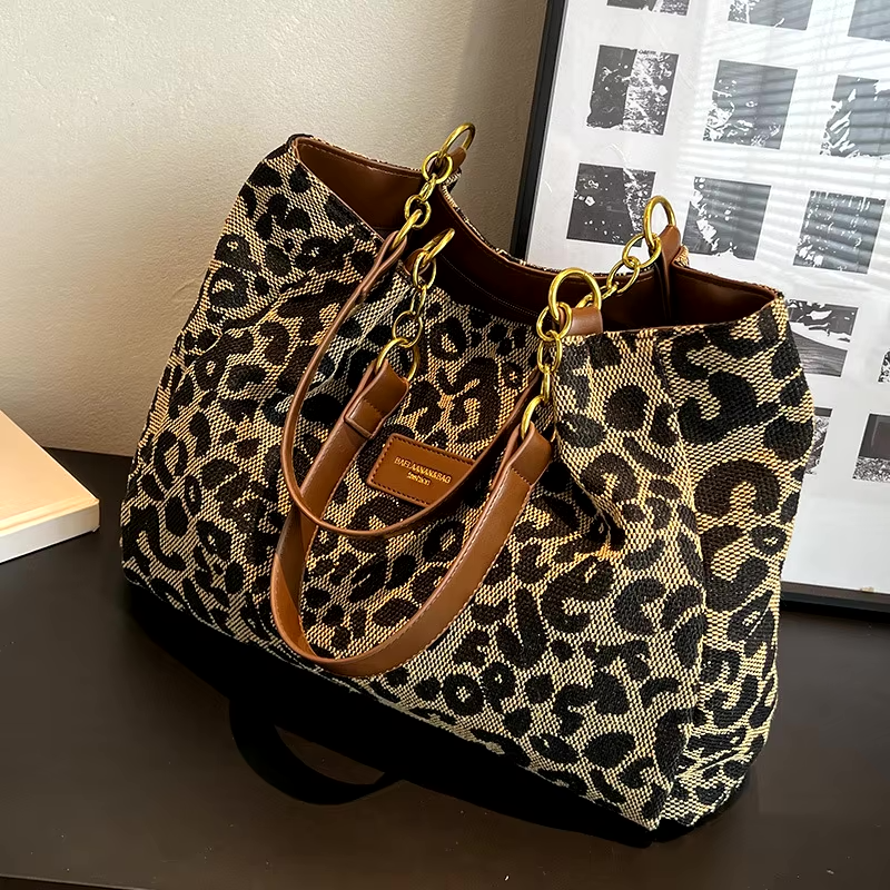 Savanna Chic Tote in luipaardprint met gouden accenten, perfect voor werk en school