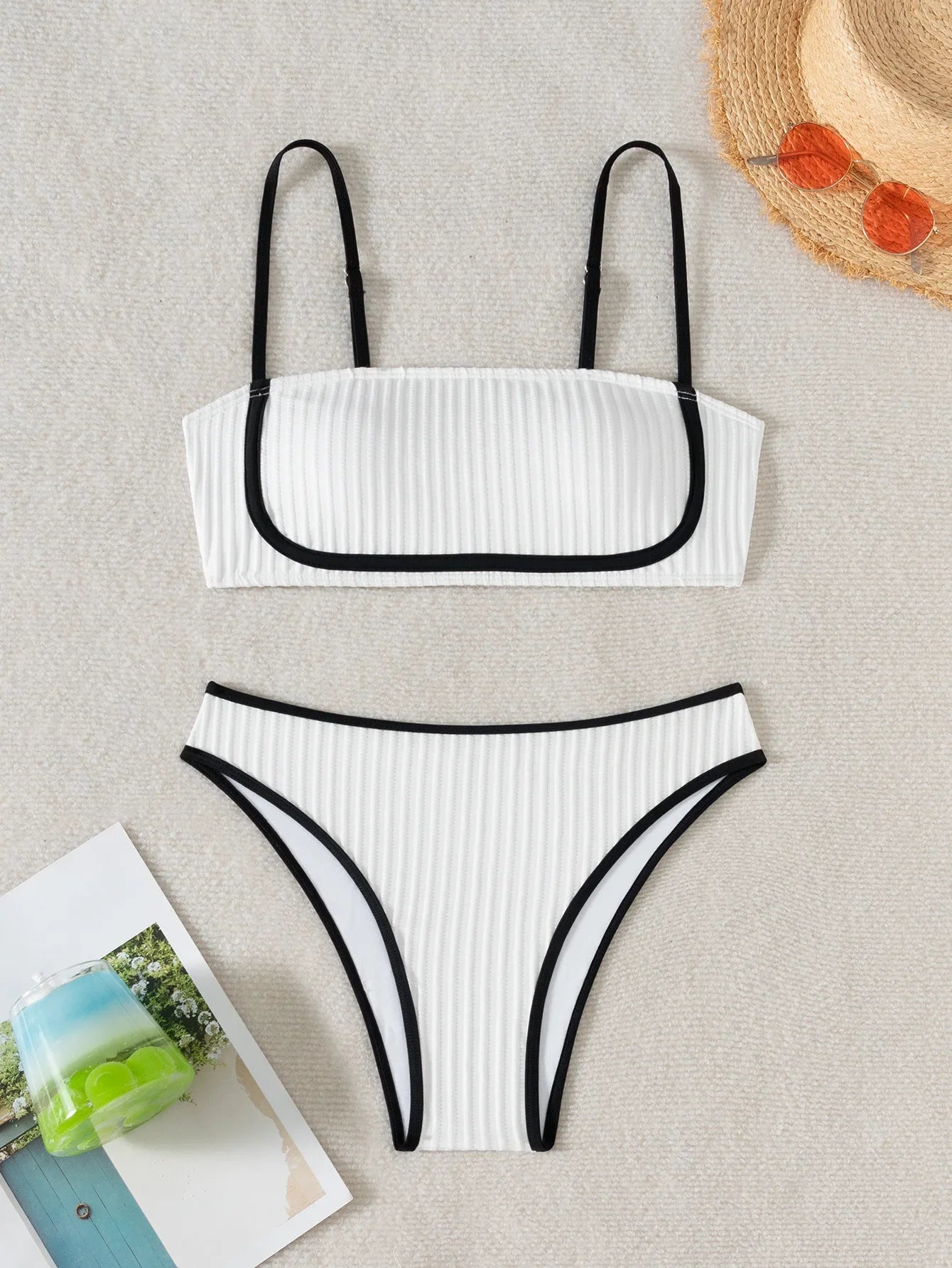 Bikini Damen Weiß mit schwarzen Biesen – Elverra von Talaine, chic-eleganter Look