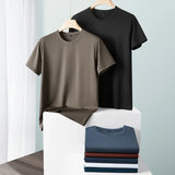 Ezra T-shirt in taupe en zwart gestyled in interieur
