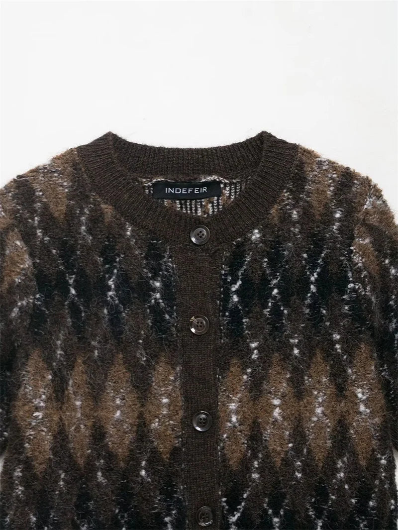 detailaufnahme strickjacke mit knöpfen und argyle-muster in braun und schwarz