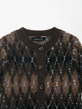 detailaufnahme strickjacke mit knöpfen und argyle-muster in braun und schwarz