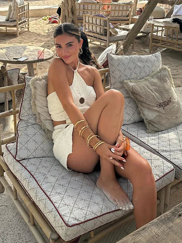 witte gehaakte set met cut-outs, zomerset gehaakt wit katoen, haltertop en minirok strandlook, boho stijl zomeroutfit dames, crochet set beachwear Salejano, bloemenpatroon gehaakte set
