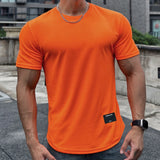 Milan T-shirt in oranje op model
