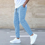lichtblauwe geruite joggingbroek heren streetwear, licht denim kleur joggingbroek slim fit met ruitmotief, zwarte geruite joggingbroek heren casual, zwarte joggingbroek met wit ruitpatroon mannen, donkerblauwe joggingbroek met ruit herenmode, navy geruite broek voor mannen met sneakers, beige joggingbroek met ruit mannen zomer, lichte kaki joggingbroek heren ruit casual stijl, beige geruite broek mannen streetwear

