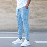 lichtblauwe geruite joggingbroek heren streetwear, licht denim kleur joggingbroek slim fit met ruitmotief, zwarte geruite joggingbroek heren casual, zwarte joggingbroek met wit ruitpatroon mannen, donkerblauwe joggingbroek met ruit herenmode, navy geruite broek voor mannen met sneakers, beige joggingbroek met ruit mannen zomer, lichte kaki joggingbroek heren ruit casual stijl, beige geruite broek mannen streetwear
