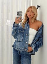 Spiegelselfie van model met Riley Oversized Denim Jacket en casual outfit
