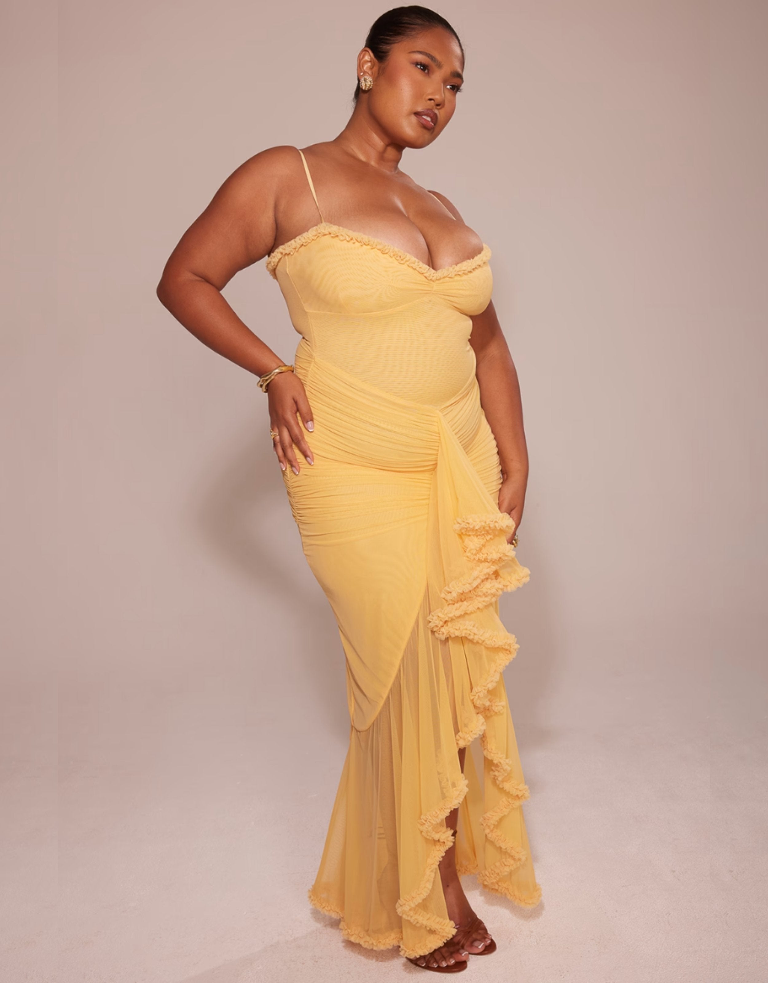gele maxi jurk met ruffles, elegante strapless jurk geel, avondjurk zomer geel, chique gele gala jurk, maxi jurk met ruches
