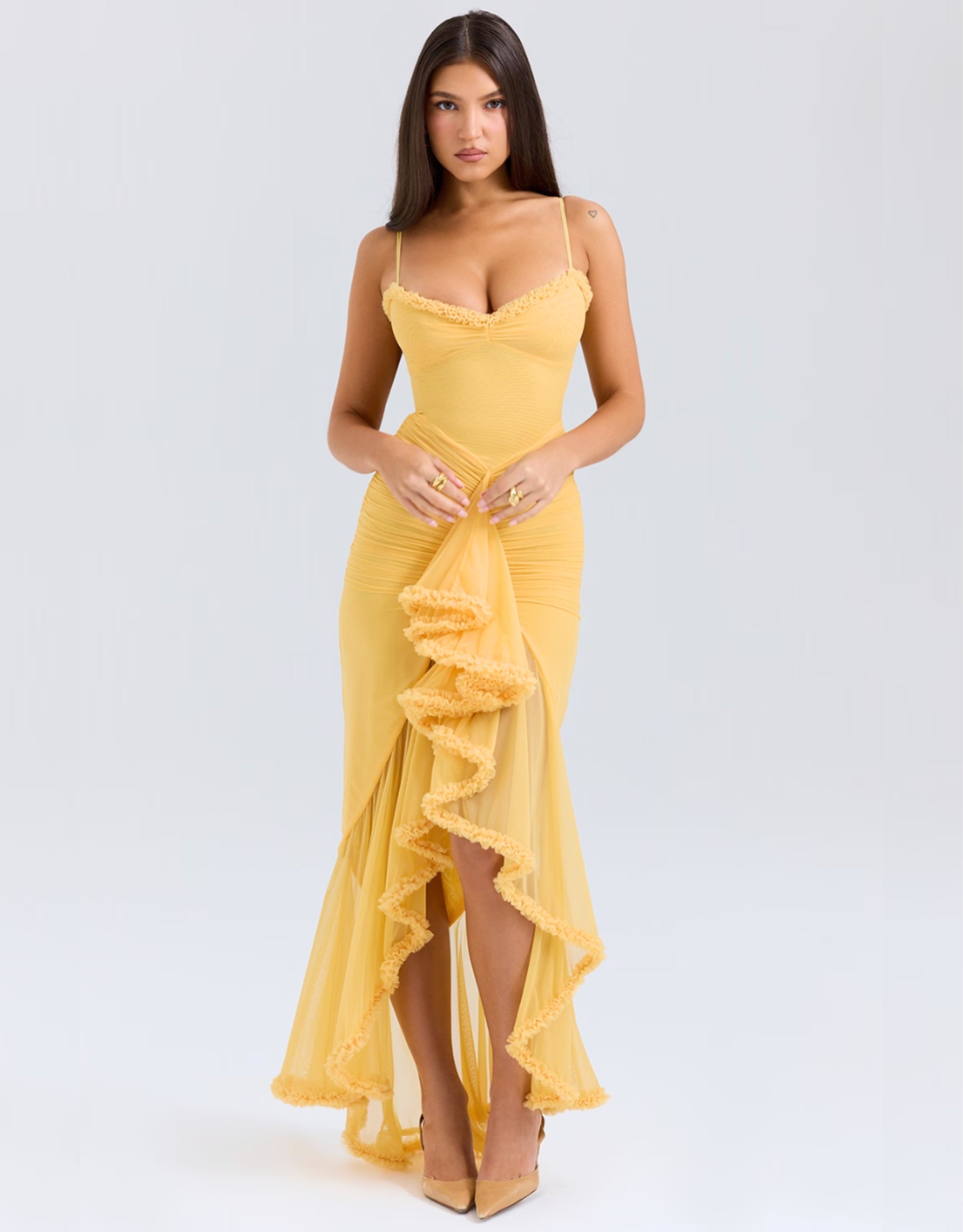 gele maxi jurk met ruffles, elegante strapless jurk geel, avondjurk zomer geel, chique gele gala jurk, maxi jurk met ruches
