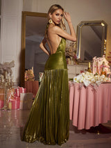 Zynera Metallic Halter Maxikleid – Rückansicht mit offenem Rücken in elegantem Setting