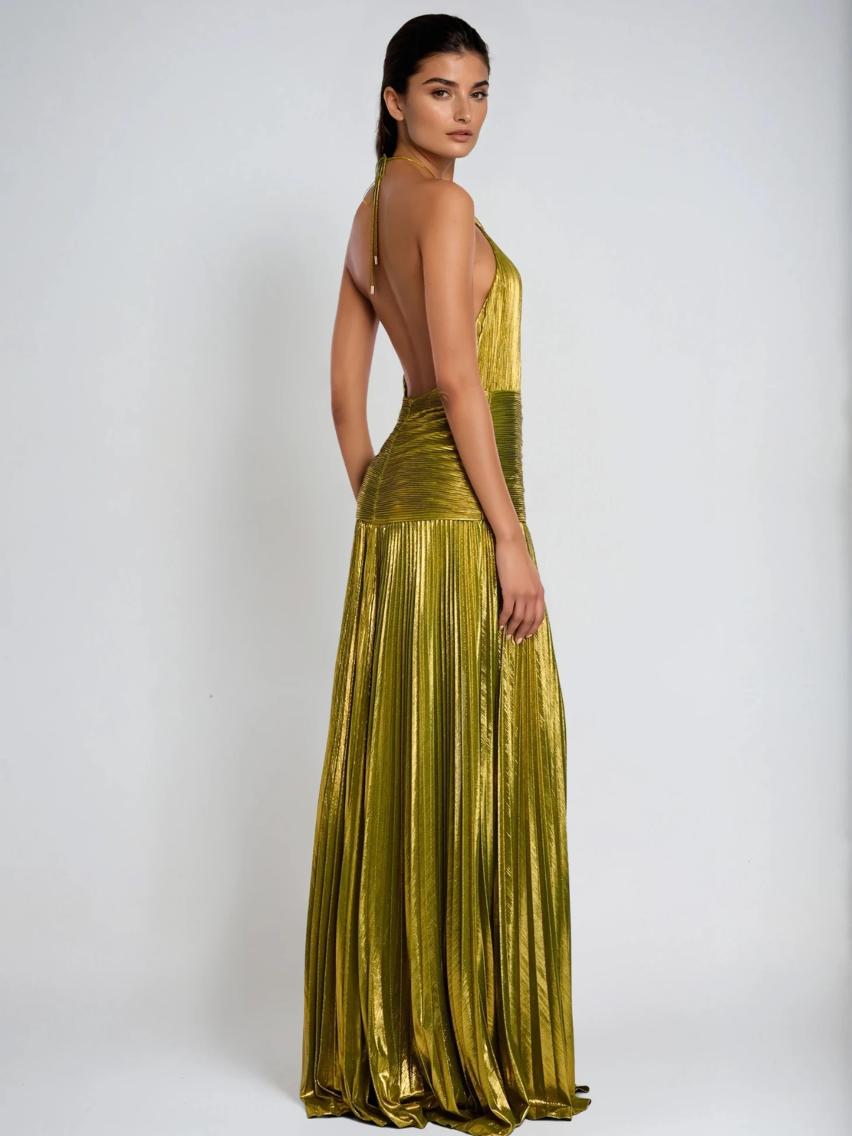 Zynera Plissé Maxikleid in Olive Gold – detaillierte Ansicht des Halterhals-Designs