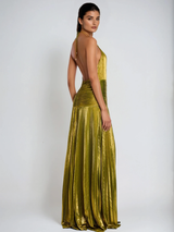 Zynera Plissé Maxikleid in Olive Gold – detaillierte Ansicht des Halterhals-Designs