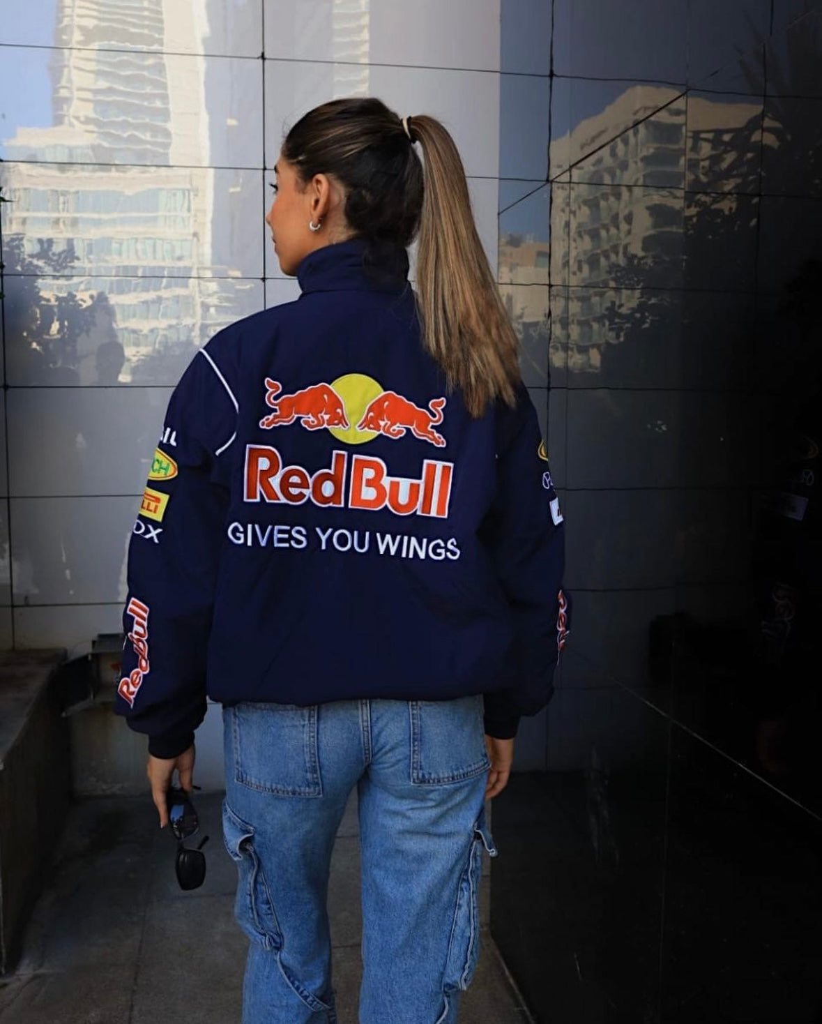 Sportliche Racing-Jacke von Talaine mit Retro-Look getragen