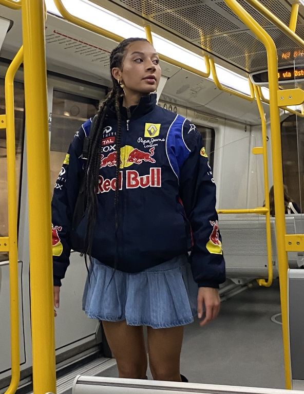 Talaine TurboDrive Jacke mit auffaelligen Patches in Detailansicht