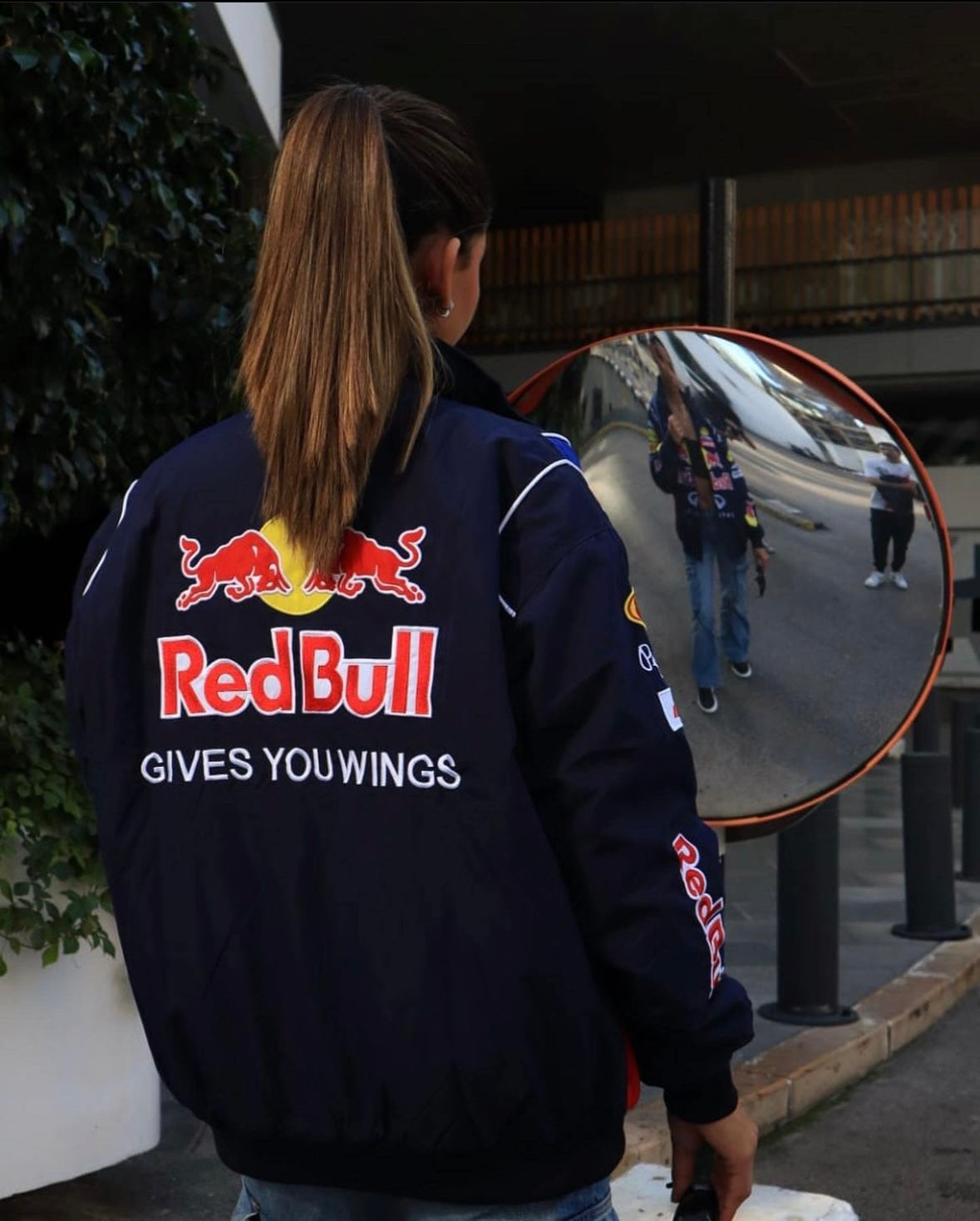 Racing-Jacke von Talaine im laessigen Streetstyle-Outfit