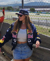 Damen Streetstyle Outfit mit Racing-Jacke und Denim
