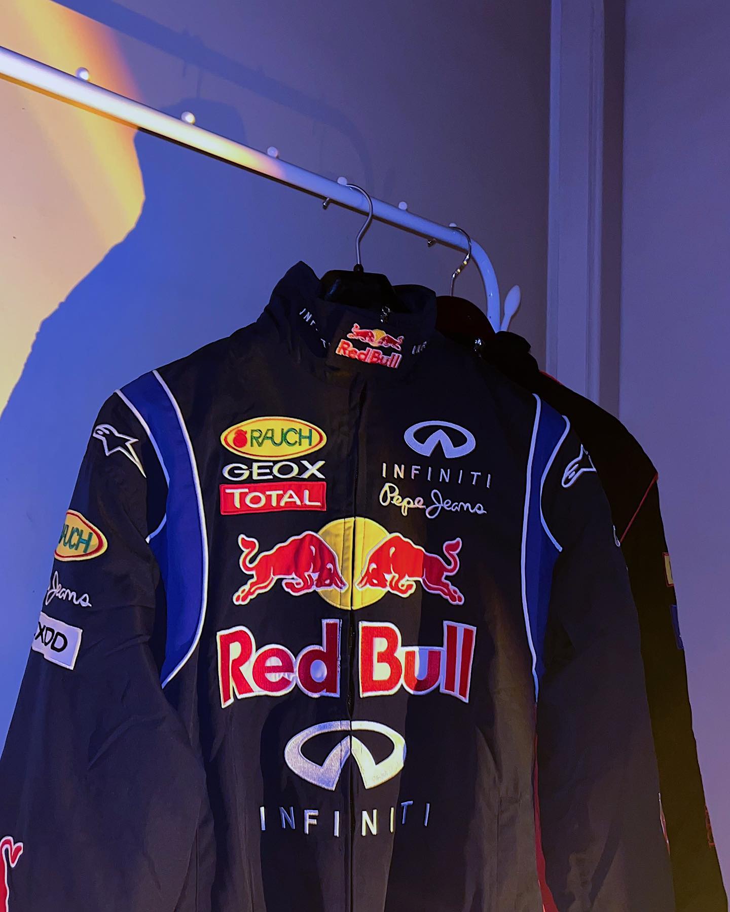 Oversized Motorsport-Jacke von Talaine zu Jeans getragen