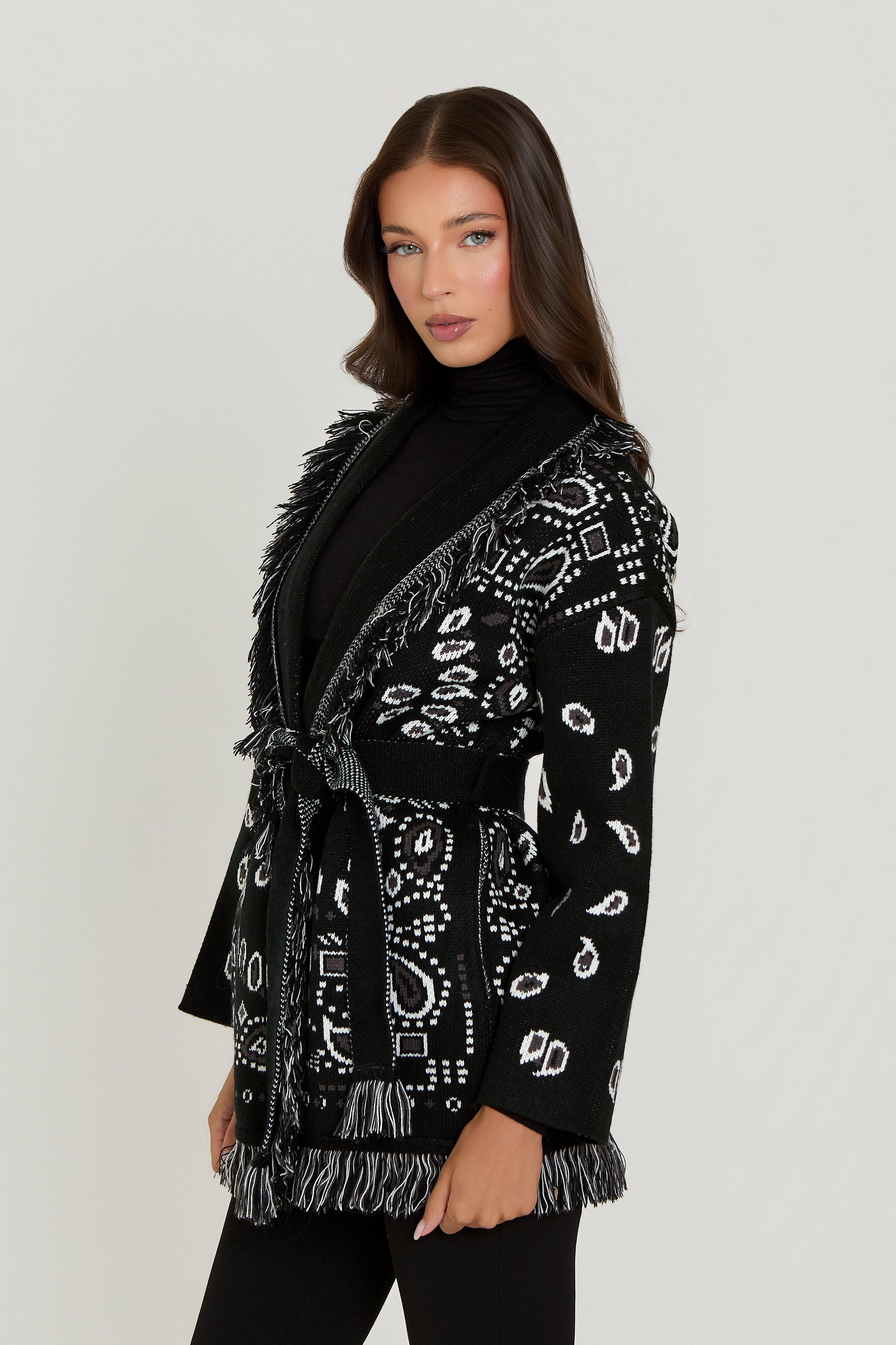 meliora cardigan schwarz modell seitlich