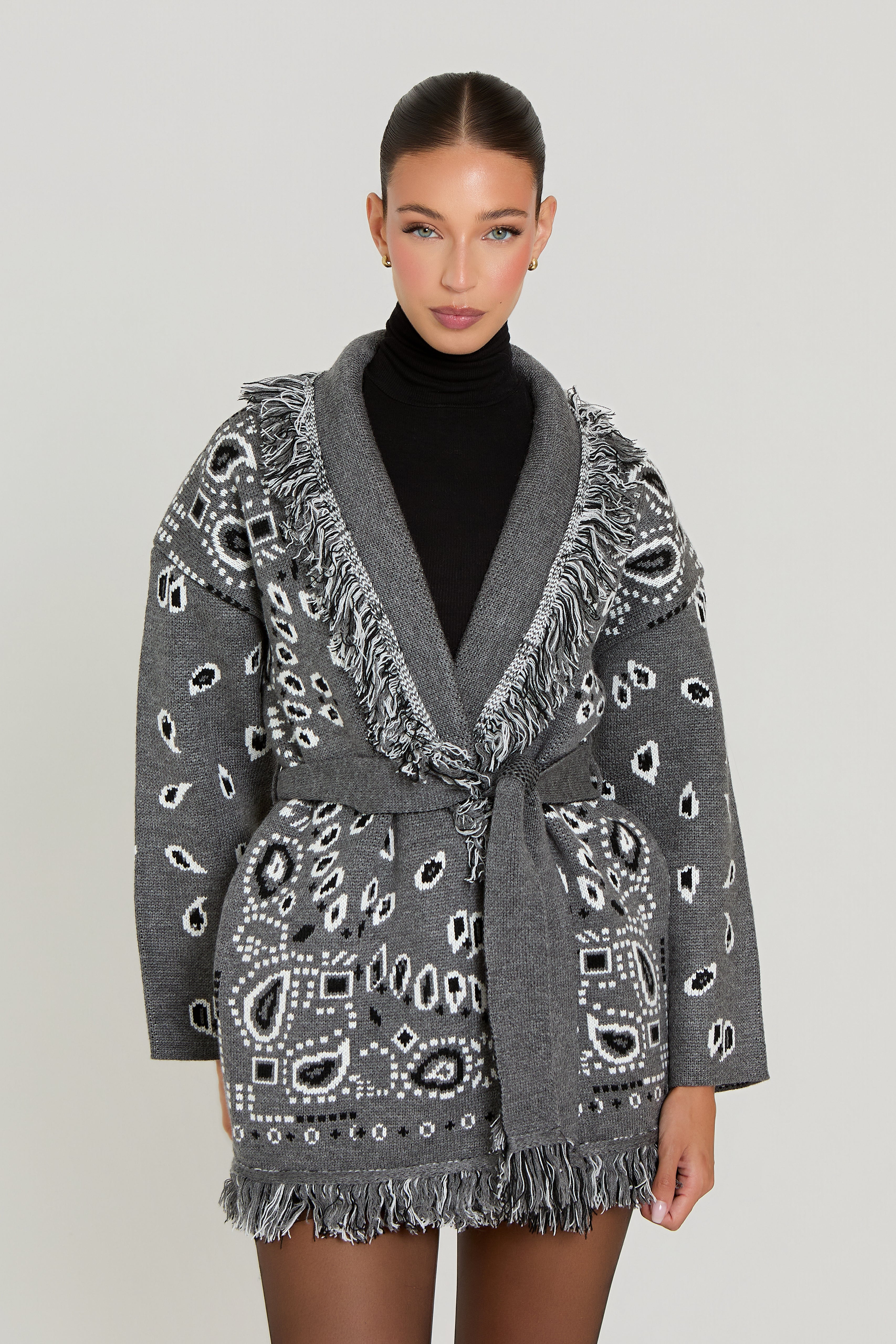 meliora graue bandana strickjacke modell frontal